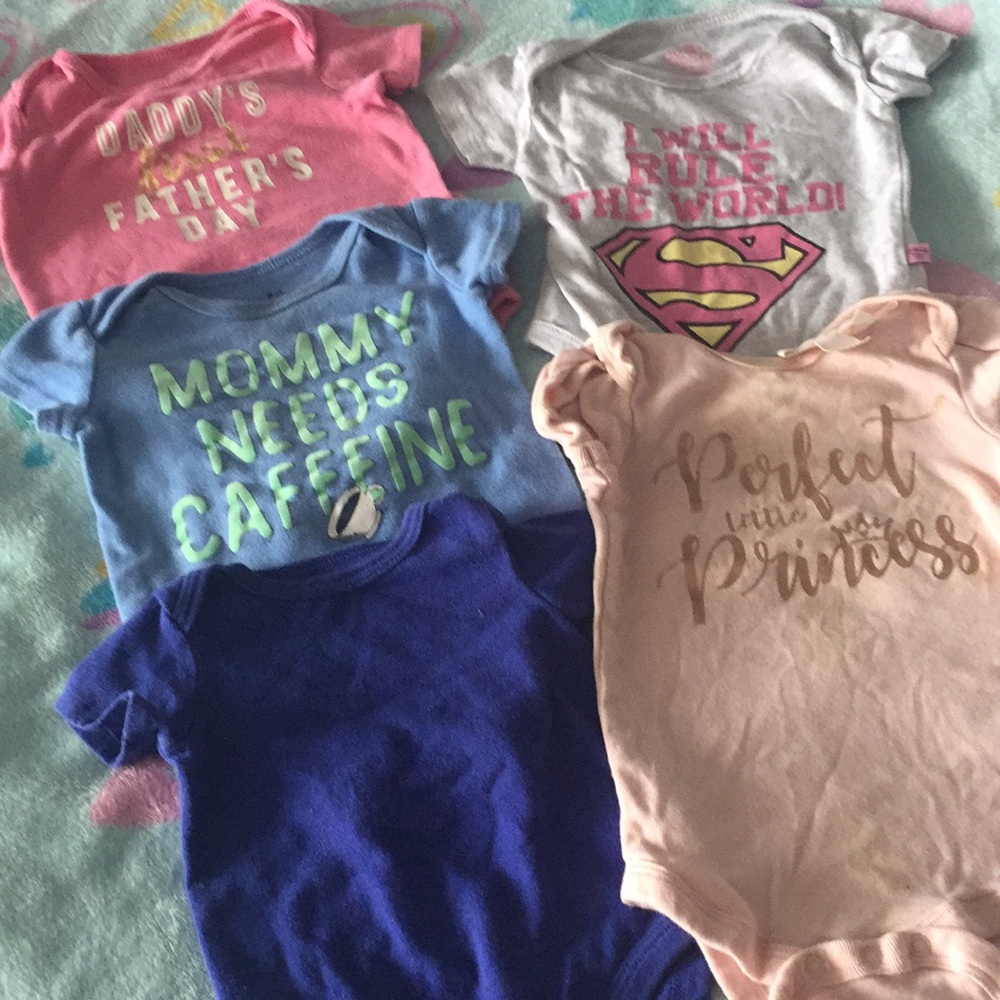 EUC NEWBORN ONESIES❤️